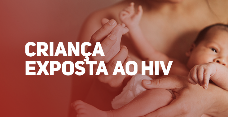 Banner com fundo em tom avermelhado mostrando um bebê sendo segurado por um adulto, com foco nas mãos. Sobre a imagem, em destaque, o texto: CRIANÇA EXPOSTA AO HIV.
