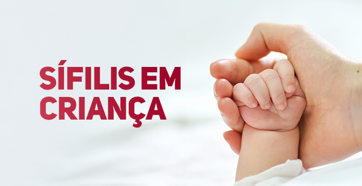 Banner com fundo claro e, à direita, uma mão adulta segurando a mão de um bebê. À esquerda, em destaque, o texto SÍFILIS EM CRIANÇA em letras vermelhas.