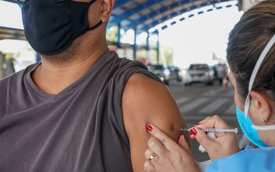 Vacinação em SC: maiores de 40 anos já podem tomar a segunda dose de reforço da vacina contra a Covid-19